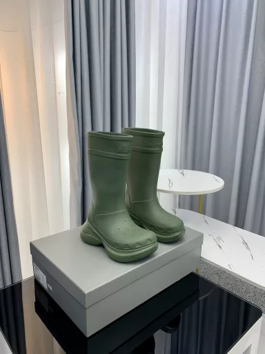 Balenciaga Crocs co-branded new hole rain boots are now available!A pair of rain boots that are popular on INS and Xiaohongshu platforms!Using high-tech materials and molded in one piece, it is lightweight, wear-resistant and waterproof!Heel height 6CMColors are increasing to meet your various color combinations and different needsA product with super cost-effectiveness!Due to the shortage of supply, first come first served!
