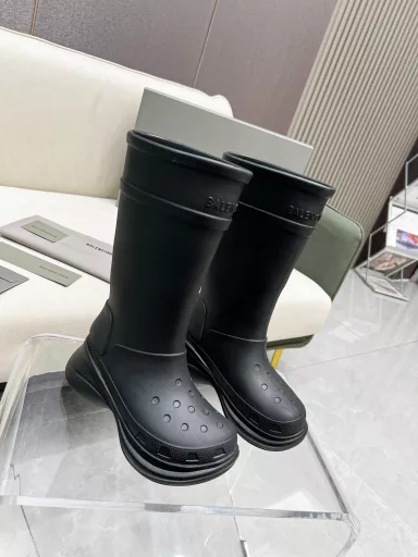 Balenciaga Crocs co-branded new hole rain boots are now available!A pair of rain boots that are popular on INS and Xiaohongshu platforms!Using high-tech materials and molded in one piece, it is lightweight, wear-resistant and waterproof!Heel height 6CMColors are increasing to meet your various color combinations and different needsA product with super cost-effectiveness!Due to the shortage of supply, first come first served!