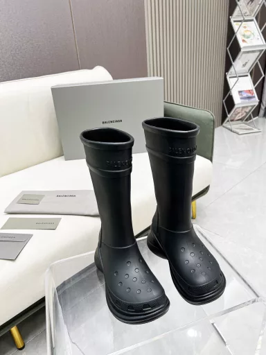 Balenciaga Crocs co-branded new hole rain boots are now available!A pair of rain boots that are popular on INS and Xiaohongshu platforms!Using high-tech materials and molded in one piece, it is lightweight, wear-resistant and waterproof!Heel height 6CMColors are increasing to meet your various color combinations and different needsA product with super cost-effectiveness!Due to the shortage of supply, first come first served!