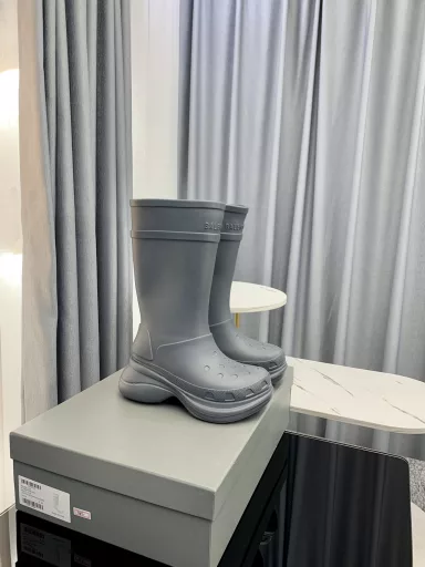 Balenciaga Crocs co-branded new hole rain boots are now available!A pair of rain boots that are popular on INS and Xiaohongshu platforms!Using high-tech materials and molded in one piece, it is lightweight, wear-resistant and waterproof!Heel height 6CMColors are increasing to meet your various color combinations and different needsA product with super cost-effectiveness!Due to the shortage of supply, first come first served!