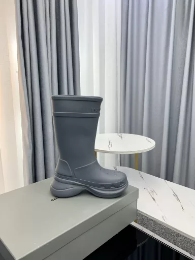 Balenciaga Crocs co-branded new hole rain boots are now available!A pair of rain boots that are popular on INS and Xiaohongshu platforms!Using high-tech materials and molded in one piece, it is lightweight, wear-resistant and waterproof!Heel height 6CMColors are increasing to meet your various color combinations and different needsA product with super cost-effectiveness!Due to the shortage of supply, first come first served!