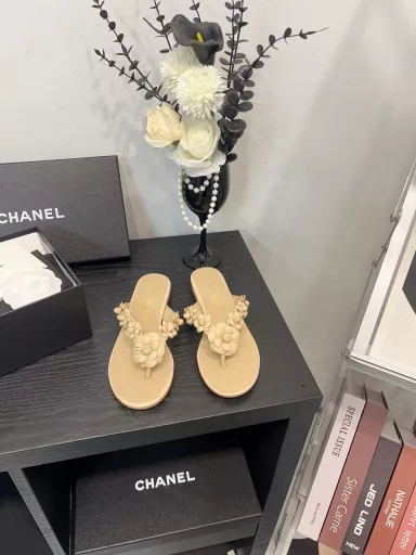 CHANEL flip flopsCHANE*｜Chanel 25C Spring and Summer New ProductsCamellia Series High Heel SandalsThis season's Camellia Series is really beautiful😍Chanel's usual elegant lady temperamentFull of high-end feeling! Very nice on the feet~Whether worn barefoot or with a skirt, pants,Very versatile! Invincible beauty! Especially fairy🧚Girllike feeling bursting‼ ️The upper is made of imported lambskinThe inner lining is mixed sheepskinItalian A-grade leather outsole