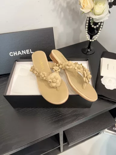 CHANEL flip flopsCHANE*｜Chanel 25C Spring and Summer New ProductsCamellia Series High Heel SandalsThis season's Camellia Series is really beautiful😍Chanel's usual elegant lady temperamentFull of high-end feeling! Very nice on the feet~Whether worn barefoot or with a skirt, pants,Very versatile! Invincible beauty! Especially fairy🧚Girllike feeling bursting‼ ️The upper is made of imported lambskinThe inner lining is mixed sheepskinItalian A-grade leather outsole