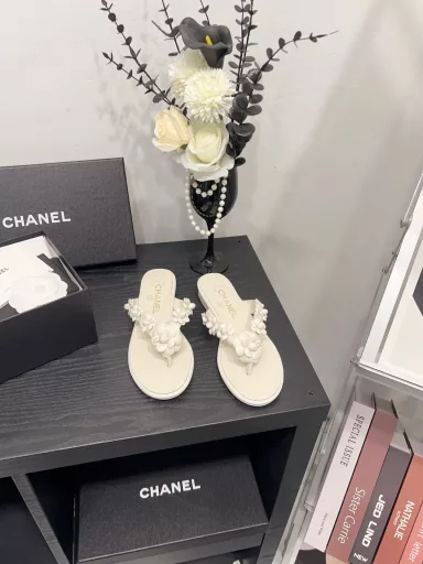 CHANEL flip flopsCHANE*｜Chanel 25C Spring and Summer New ProductsCamellia Series High Heel SandalsThis season's Camellia Series is really beautiful😍Chanel's usual elegant lady temperamentFull of high-end feeling! Very nice on the feet~Whether worn barefoot or with a skirt, pants,Very versatile! Invincible beauty! Especially fairy🧚Girllike feeling bursting‼ ️The upper is made of imported lambskinThe inner lining is mixed sheepskinItalian A-grade leather outsole