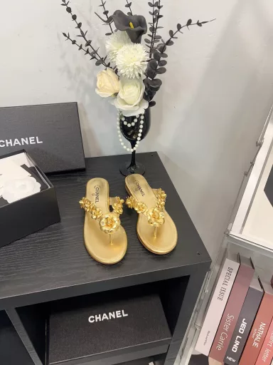 CHANEL flip flopsCHANE*｜Chanel 25C Spring and Summer New ProductsCamellia Series High Heel SandalsThis season's Camellia Series is really beautiful😍Chanel's usual elegant lady temperamentFull of high-end feeling! Very nice on the feet~Whether worn barefoot or with a skirt, pants,Very versatile! Invincible beauty! Especially fairy🧚Girllike feeling bursting‼ ️The upper is made of imported lambskinThe inner lining is mixed sheepskinItalian A-grade leather outsole