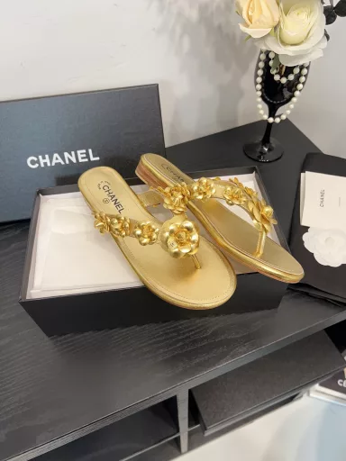 CHANEL flip flopsCHANE*｜Chanel 25C Spring and Summer New ProductsCamellia Series High Heel SandalsThis season's Camellia Series is really beautiful😍Chanel's usual elegant lady temperamentFull of high-end feeling! Very nice on the feet~Whether worn barefoot or with a skirt, pants,Very versatile! Invincible beauty! Especially fairy🧚Girllike feeling bursting‼ ️The upper is made of imported lambskinThe inner lining is mixed sheepskinItalian A-grade leather outsole