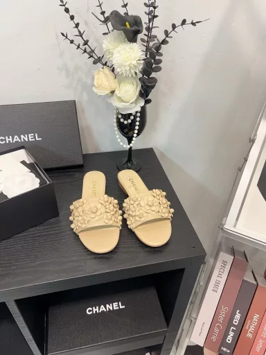 CHANEL flat slippersCHANE*｜Chanel 25C Spring and Summer New ProductsCamellia Series High Heel SandalsThis season's Camellia Series is really beautiful😍Chanel's usual elegant lady temperamentFull of high-end feeling! Very nice on the feet~Whether worn barefoot or with a skirt, pants,Very versatile! Invincible beauty! Especially fairy🧚Girllike feeling bursting‼ ️The upper is made of imported lambskinThe inner lining is mixed sheepskinItalian A-grade leather outsole