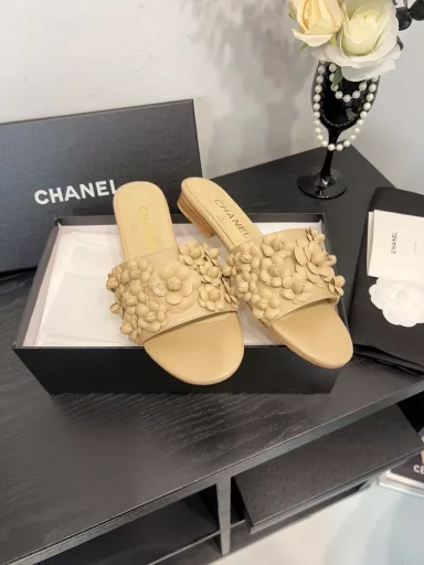 CHANEL flat slippersCHANE*｜Chanel 25C Spring and Summer New ProductsCamellia Series High Heel SandalsThis season's Camellia Series is really beautiful😍Chanel's usual elegant lady temperamentFull of high-end feeling! Very nice on the feet~Whether worn barefoot or with a skirt, pants,Very versatile! Invincible beauty! Especially fairy🧚Girllike feeling bursting‼ ️The upper is made of imported lambskinThe inner lining is mixed sheepskinItalian A-grade leather outsole