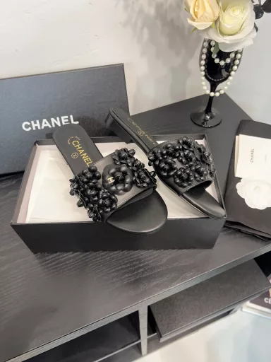 CHANEL flat slippersCHANE*｜Chanel 25C Spring and Summer New ProductsCamellia Series High Heel SandalsThis season's Camellia Series is really beautiful😍Chanel's usual elegant lady temperamentFull of high-end feeling! Very nice on the feet~Whether worn barefoot or with a skirt, pants,Very versatile! Invincible beauty! Especially fairy🧚Girllike feeling bursting‼ ️The upper is made of imported lambskinThe inner lining is mixed sheepskinItalian A-grade leather outsole