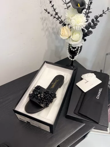 CHANEL flat slippersCHANE*｜Chanel 25C Spring and Summer New ProductsCamellia Series High Heel SandalsThis season's Camellia Series is really beautiful😍Chanel's usual elegant lady temperamentFull of high-end feeling! Very nice on the feet~Whether worn barefoot or with a skirt, pants,Very versatile! Invincible beauty! Especially fairy🧚Girllike feeling bursting‼ ️The upper is made of imported lambskinThe inner lining is mixed sheepskinItalian A-grade leather outsole