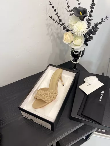 CHANEL high-heeled slippers | Chanel 25C Spring and Summer New ProductsCamellia Series High-heeled SandalsThis season's Camellia Series is really beautiful😍Chanel's usual elegant lady temperamentFull of high-end feeling! Very nice on the feet~Whether worn barefoot or with a skirt, pants,Very versatile! Invincible beauty! Especially fairy🧚Girllike feeling bursting‼ ️The upper is made of imported lambskinThe inner lining is mixed sheepskinItalian A-grade leather outsole