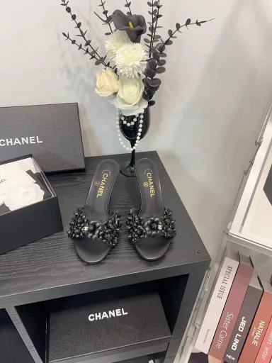 CHANEL high-heeled slippers | Chanel 25C Spring and Summer New ProductsCamellia Series High-heeled SandalsThis season's Camellia Series is really beautiful😍Chanel's usual elegant lady temperamentFull of high-end feeling! Very nice on the feet~Whether worn barefoot or with a skirt, pants,Very versatile! Invincible beauty! Especially fairy🧚Girllike feeling bursting‼ ️The upper is made of imported lambskinThe inner lining is mixed sheepskinItalian A-grade leather outsole
