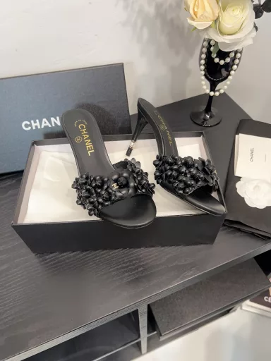 CHANEL high-heeled slippers | Chanel 25C Spring and Summer New ProductsCamellia Series High-heeled SandalsThis season's Camellia Series is really beautiful😍Chanel's usual elegant lady temperamentFull of high-end feeling! Very nice on the feet~Whether worn barefoot or with a skirt, pants,Very versatile! Invincible beauty! Especially fairy🧚Girllike feeling bursting‼ ️The upper is made of imported lambskinThe inner lining is mixed sheepskinItalian A-grade leather outsole