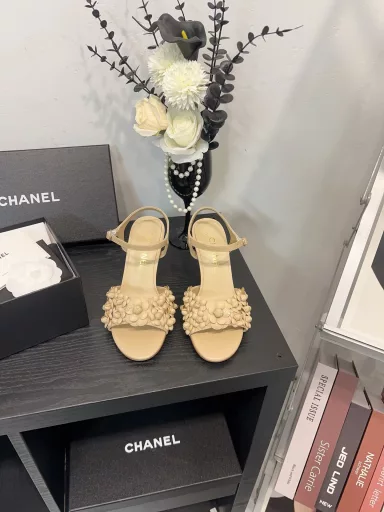 CHANEL high-heeled sandalsCHANE*｜Chanel 25C Spring and Summer New ProductsCamellia Series High-heeled SandalsThis season's Camellia Series is really beautiful😍Chanel's usual elegant lady temperamentFull of high-end feeling! Very nice on the feet~Whether worn barefoot or with a skirt, pants,Very versatile! Invincible beauty! Especially fairy🧚Girlish feeling bursting‼ ️The upper is made of imported lambskinThe inner lining is mixed sheepskinItalian A-grade leather outsole