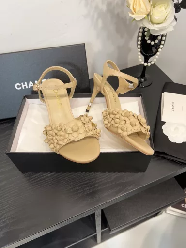 CHANEL high-heeled sandalsCHANE*｜Chanel 25C Spring and Summer New ProductsCamellia Series High-heeled SandalsThis season's Camellia Series is really beautiful😍Chanel's usual elegant lady temperamentFull of high-end feeling! Very nice on the feet~Whether worn barefoot or with a skirt, pants,Very versatile! Invincible beauty! Especially fairy🧚Girlish feeling bursting‼ ️The upper is made of imported lambskinThe inner lining is mixed sheepskinItalian A-grade leather outsole