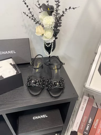 CHANEL high-heeled sandalsCHANE*｜Chanel 25C Spring and Summer New ProductsCamellia Series High-heeled SandalsThis season's Camellia Series is really beautiful😍Chanel's usual elegant lady temperamentFull of high-end feeling! Very nice on the feet~Whether worn barefoot or with a skirt, pants,Very versatile! Invincible beauty! Especially fairy🧚Girlish feeling bursting‼ ️The upper is made of imported lambskinThe inner lining is mixed sheepskinItalian A-grade leather outsole