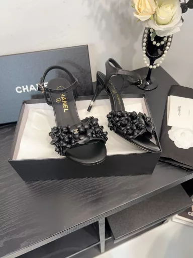 CHANEL high-heeled sandalsCHANE*｜Chanel 25C Spring and Summer New ProductsCamellia Series High-heeled SandalsThis season's Camellia Series is really beautiful😍Chanel's usual elegant lady temperamentFull of high-end feeling! Very nice on the feet~Whether worn barefoot or with a skirt, pants,Very versatile! Invincible beauty! Especially fairy🧚Girlish feeling bursting‼ ️The upper is made of imported lambskinThe inner lining is mixed sheepskinItalian A-grade leather outsole