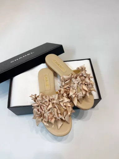 CHANEL｜CHANEL 25C Spring and Summer New ProductsEmbroidered Ball Flat Thick Heel SlippersSo beautiful! The beauty that hits the top of the head!Comfortable and noble temperamentI really love it when I put it on!The fabric is made of original custom materialThe inner padding is all sheepskinImported Italian cowhide outsole