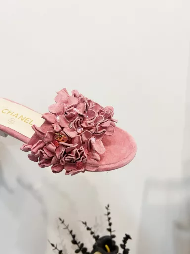 CHANEL｜CHANEL 25C Spring and Summer New ProductsEmbroidered Ball Flat Thick Heel SlippersSo beautiful! The beauty that hits the top of the head!Comfortable and noble temperamentI really love it when I put it on!The fabric is made of original custom materialThe inner padding is all sheepskinImported Italian cowhide outsole