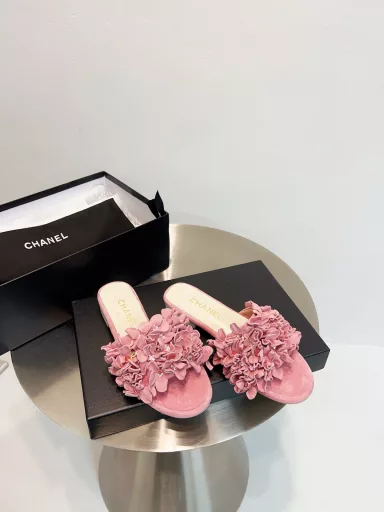 CHANEL｜CHANEL 25C Spring and Summer New ProductsEmbroidered Ball Flat Thick Heel SlippersSo beautiful! The beauty that hits the top of the head!Comfortable and noble temperamentI really love it when I put it on!The fabric is made of original custom materialThe inner padding is all sheepskinImported Italian cowhide outsole