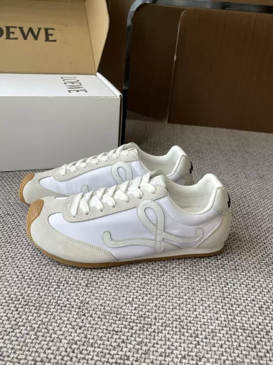 Loewe 25ss latest runway model Ballet Runner 2.0 couple model ballet casual sports shoes Dexun shoes nylon and cow leather sports shoes asymmetrical toe design, sock-like internal structure light rubber outsole extends to the toeFabric original custom imported first layer cowhideInner lining imported soft sheepskin + mesh liningSole original molded non-slip rubber material