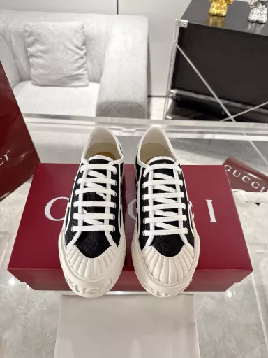 Gucci GG thick-soled canvas shoes, white shoes, casual shoes‼ ️This pair of sneakers is crafted with the iconic GG canvas, combining classic design with modern aesthetics. The bold and avant-garde silhouette is paired with a 