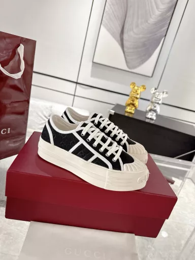Gucci GG thick-soled canvas shoes, white shoes, casual shoes‼ ️This pair of sneakers is crafted with the iconic GG canvas, combining classic design with modern aesthetics. The bold and avant-garde silhouette is paired with a 