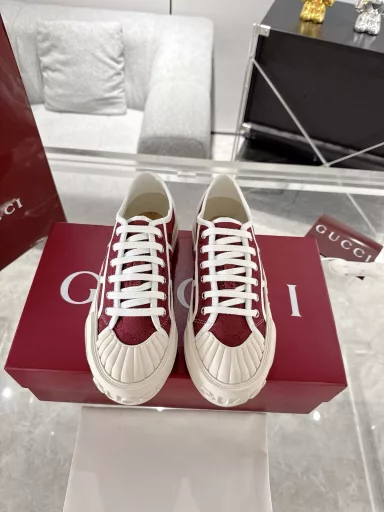 Gucci GG thick-soled canvas shoes, white shoes, casual shoes‼ ️This pair of sneakers is crafted with the iconic GG canvas, combining classic design with modern aesthetics. The bold and avant-garde silhouette is paired with a 