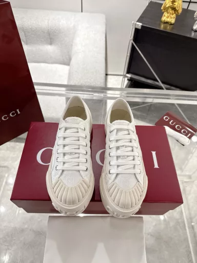 Gucci GG thick-soled canvas shoes, white shoes, casual shoes‼ ️This pair of sneakers is crafted with the iconic GG canvas, combining classic design with modern aesthetics. The bold and avant-garde silhouette is paired with a 