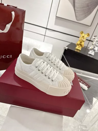 Gucci GG thick-soled canvas shoes, white shoes, casual shoes‼ ️This pair of sneakers is crafted with the iconic GG canvas, combining classic design with modern aesthetics. The bold and avant-garde silhouette is paired with a 