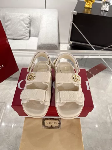 Gucci women's double G diamond buckle sandals‼ ️ This sandal is crafted with GG canvas, embellished with the recognizable double G logo, and paired with light gold accessories, injecting a touch of exquisite elegance into the entire designOriginal custom cowhide/lamb leather, custom sheepskin lining, rubber outsole