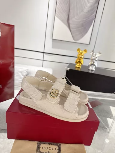 Gucci women's double G diamond buckle sandals‼ ️ This sandal is crafted with GG canvas, embellished with the recognizable double G logo, and paired with light gold accessories, injecting a touch of exquisite elegance into the entire designOriginal custom cowhide/lamb leather, custom sheepskin lining, rubber outsole