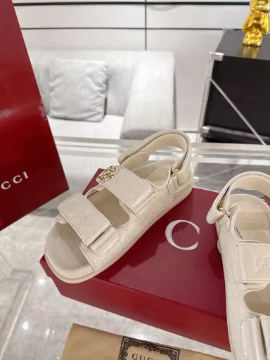 Gucci women's double G diamond buckle sandals‼ ️ This sandal is crafted with GG canvas, embellished with the recognizable double G logo, and paired with light gold accessories, injecting a touch of exquisite elegance into the entire designOriginal custom cowhide/lamb leather, custom sheepskin lining, rubber outsole