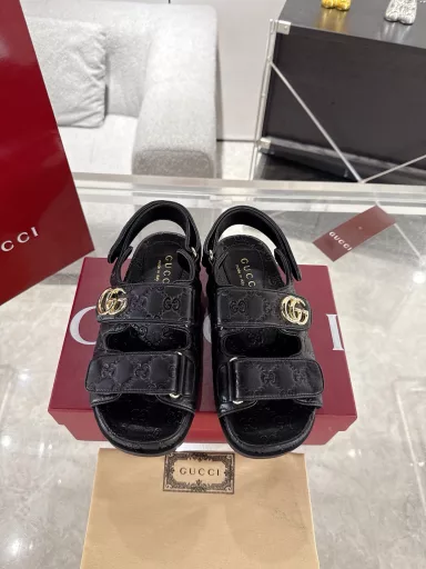 Gucci women's double G diamond buckle sandals‼ ️ This sandal is crafted with GG canvas, embellished with the recognizable double G logo, and paired with light gold accessories, injecting a touch of exquisite elegance into the entire designOriginal custom cowhide/lamb leather, custom sheepskin lining, rubber outsole