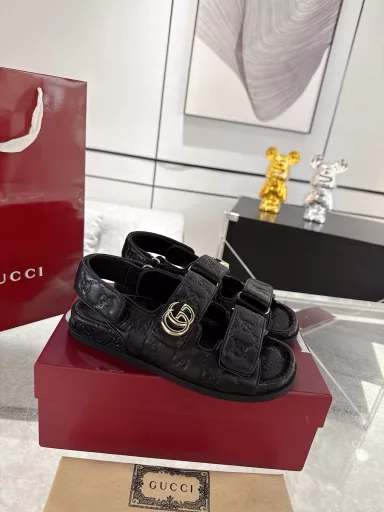 Gucci women's double G diamond buckle sandals‼ ️ This sandal is crafted with GG canvas, embellished with the recognizable double G logo, and paired with light gold accessories, injecting a touch of exquisite elegance into the entire designOriginal custom cowhide/lamb leather, custom sheepskin lining, rubber outsole