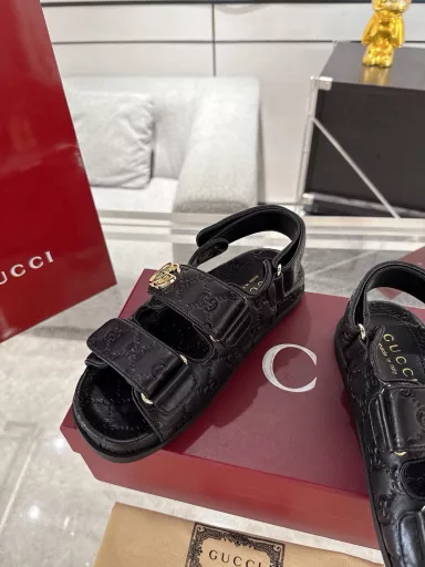 Gucci women's double G diamond buckle sandals‼ ️ This sandal is crafted with GG canvas, embellished with the recognizable double G logo, and paired with light gold accessories, injecting a touch of exquisite elegance into the entire designOriginal custom cowhide/lamb leather, custom sheepskin lining, rubber outsole