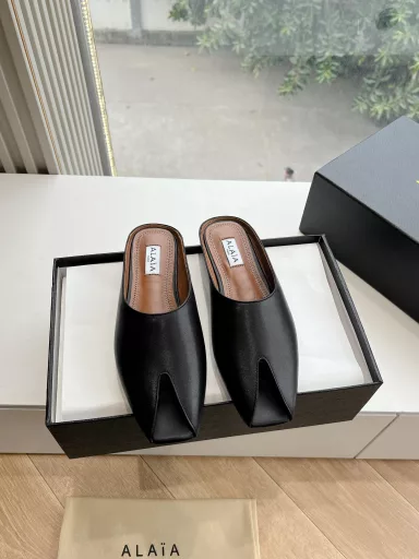 AlAIA 25ss Early Spring New Shoes This Season's New Visual Experience New Fish Mouth Metal Buckle Slippers Summer is here and it's time to wear sandalsThe fish mouth is super sexyIt's really beautiful and a must-have fashion item in the shoe cabinet.