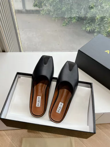 AlAIA 25ss Early Spring New Shoes This Season's New Visual Experience New Fish Mouth Metal Buckle Slippers Summer is here and it's time to wear sandalsThe fish mouth is super sexyIt's really beautiful and a must-have fashion item in the shoe cabinet.