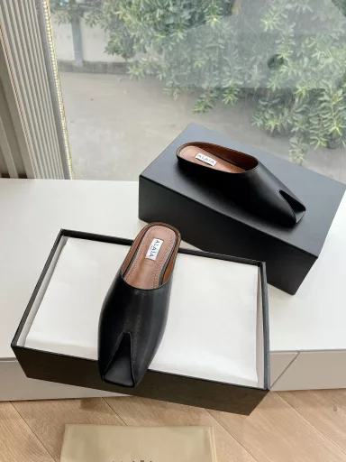 AlAIA 25ss Early Spring New Shoes This Season's New Visual Experience New Fish Mouth Metal Buckle Slippers Summer is here and it's time to wear sandalsThe fish mouth is super sexyIt's really beautiful and a must-have fashion item in the shoe cabinet.