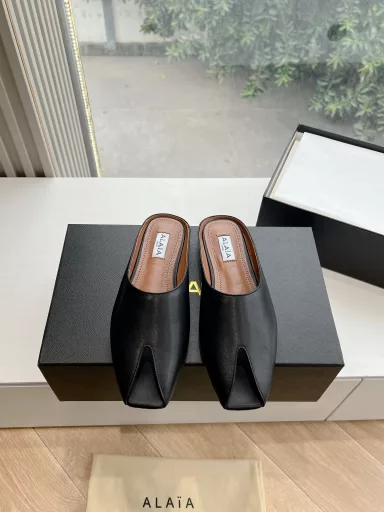 AlAIA 25ss Early Spring New Shoes This Season's New Visual Experience New Fish Mouth Metal Buckle Slippers Summer is here and it's time to wear sandalsThe fish mouth is super sexyIt's really beautiful and a must-have fashion item in the shoe cabinet.