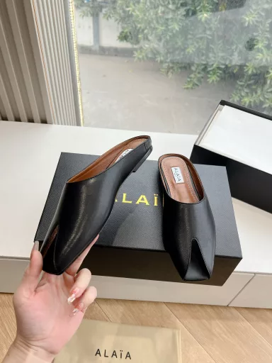 AlAIA 25ss Early Spring New Shoes This Season's New Visual Experience New Fish Mouth Metal Buckle Slippers Summer is here and it's time to wear sandalsThe fish mouth is super sexyIt's really beautiful and a must-have fashion item in the shoe cabinet.
