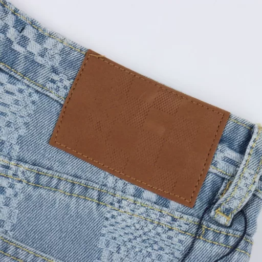Louis Vuitton 1V 25SS Checkerboard Jacquard Denim ShortsLight luxury, a must-have item for men and women for daily commuting. Correct version, welcome to compareDetailed features· Custom-woven and dyed bamboo checkerboard pattern jacquard fabric· Infrared positioning cutting, all aligned· Garment washing and fermentation process· Customized original brass metal chain, I-shaped buckle, rivet· Special car full wheat clip process· Customized original genuine leather label· Original main label washing tag packaging