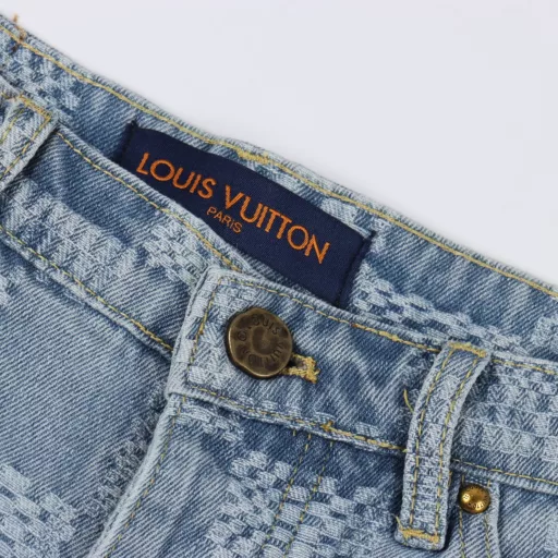Louis Vuitton 1V 25SS Checkerboard Jacquard Denim ShortsLight luxury, a must-have item for men and women for daily commuting. Correct version, welcome to compareDetailed features· Custom-woven and dyed bamboo checkerboard pattern jacquard fabric· Infrared positioning cutting, all aligned· Garment washing and fermentation process· Customized original brass metal chain, I-shaped buckle, rivet· Special car full wheat clip process· Customized original genuine leather label· Original main label washing tag packaging
