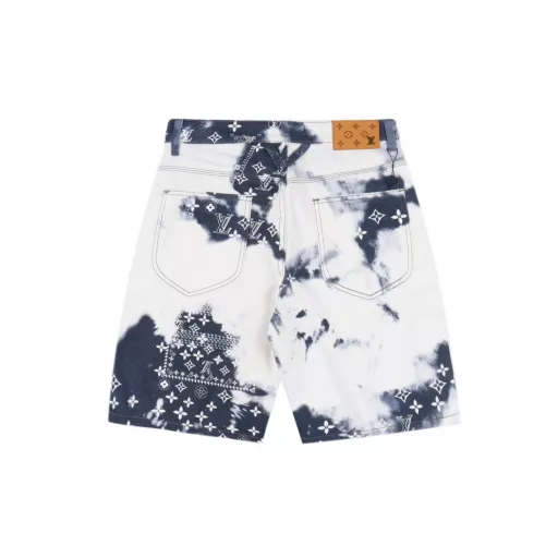 Louis Vuitton 1V cashew flower tie-dyed denim shortsLight luxury, a must-have item for men and women's daily commuting wear, correct version, free comparisonDetailed features· 98% cotton 2% spandex denim fabric· Discharge dyeing process for printing· Laser positioning cutting process· Garment fermentation washing process· Customized original logo snap button, I-shaped button, metal chain· Customized original genuine leather label· Special car full wheat clip process· Original main label, washed tag, button, brand moisture-proof paper packaging