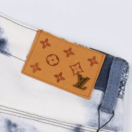 Louis Vuitton 1V cashew flower tie-dyed denim shortsLight luxury, a must-have item for men and women's daily commuting wear, correct version, free comparisonDetailed features· 98% cotton 2% spandex denim fabric· Discharge dyeing process for printing· Laser positioning cutting process· Garment fermentation washing process· Customized original logo snap button, I-shaped button, metal chain· Customized original genuine leather label· Special car full wheat clip process· Original main label, washed tag, button, brand moisture-proof paper packaging