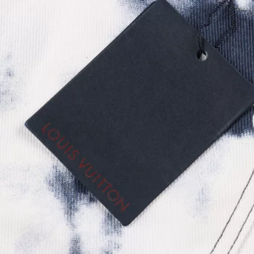Louis Vuitton 1V cashew flower tie-dyed denim shortsLight luxury, a must-have item for men and women's daily commuting wear, correct version, free comparisonDetailed features· 98% cotton 2% spandex denim fabric· Discharge dyeing process for printing· Laser positioning cutting process· Garment fermentation washing process· Customized original logo snap button, I-shaped button, metal chain· Customized original genuine leather label· Special car full wheat clip process· Original main label, washed tag, button, brand moisture-proof paper packaging