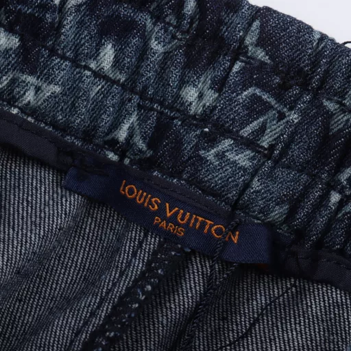 Louis Vuitton 1v tie-dyed tapestry pattern Hawaiian denim shortsLight luxury, a must-have item for men and women's daily commuting wear, correct version, welcome to compareDetailed features· 98% cotton 2% spandex denim fabric· Discharge process + laser burning process, positioning cutting· Washed and distressed process· Customized original brass logo buckle and metal chain· Pants with elastic waist design· Lining with cut strip hemming process· Original main label washed tag packaging