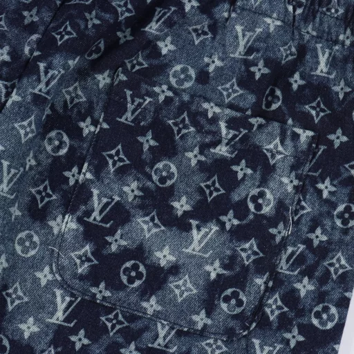 Louis Vuitton 1v tie-dyed tapestry pattern Hawaiian denim shortsLight luxury, a must-have item for men and women's daily commuting wear, correct version, welcome to compareDetailed features· 98% cotton 2% spandex denim fabric· Discharge process + laser burning process, positioning cutting· Washed and distressed process· Customized original brass logo buckle and metal chain· Pants with elastic waist design· Lining with cut strip hemming process· Original main label washed tag packaging