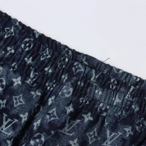 Louis Vuitton 1v tie-dyed tapestry pattern Hawaiian denim shortsLight luxury, a must-have item for men and women's daily commuting wear, correct version, welcome to compareDetailed features· 98% cotton 2% spandex denim fabric· Discharge process + laser burning process, positioning cutting· Washed and distressed process· Customized original brass logo buckle and metal chain· Pants with elastic waist design· Lining with cut strip hemming process· Original main label washed tag packaging