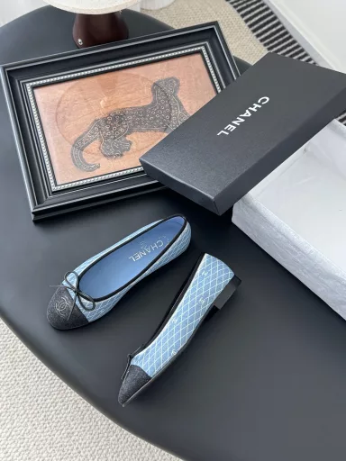 Chanel new color ballet shoes1:1 replica of the original, a classic among classics, perfect with pants or skirts, the small round toe design is a good way to modify the foot shape, a must-have for fairies!